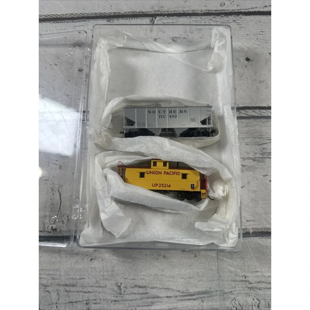 HO Scale Union Pacific UP 25214 Caboose & Southern 112493 Hopper Car Lot Used